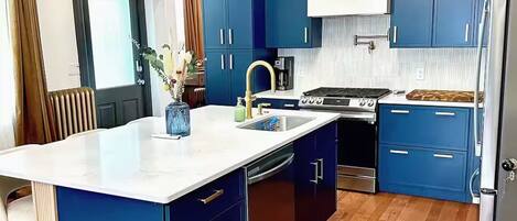 Een koelkast, een microgolfoven, een oven, een kookplaat