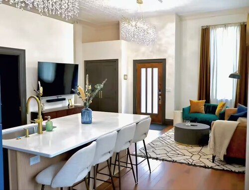 The Emerald Loft - Spa Shower Suite + King Bed Near Downtown, Steps from Bakery