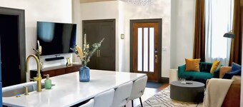 The Emerald Loft - Spa Shower Suite + King Bed Near Downtown, Steps from Bakery