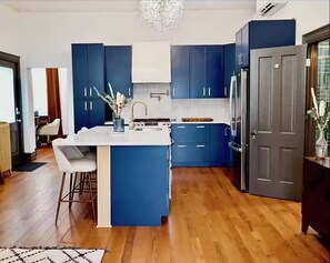 Refrigerador, microondas, horno y parrilla de estufa