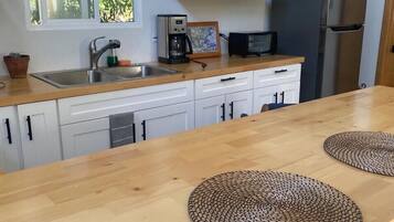 Deluxe Cabin, Patio, Garden View | Private kitchen | Fridge, microwave, cookware/dishes/utensils