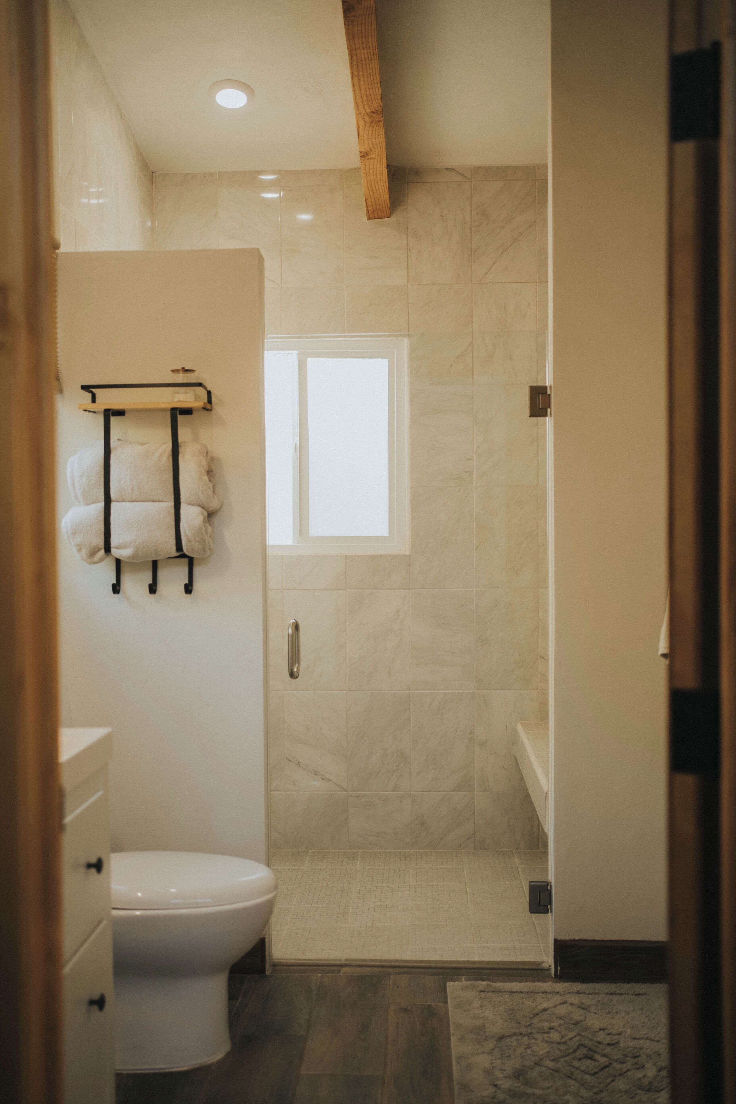 Deluxe Cabin, Patio, Garden View | Bathroom | Towels, soap, toilet paper