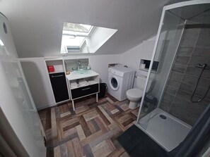 Douche, sèche-cheveux, papier toilette