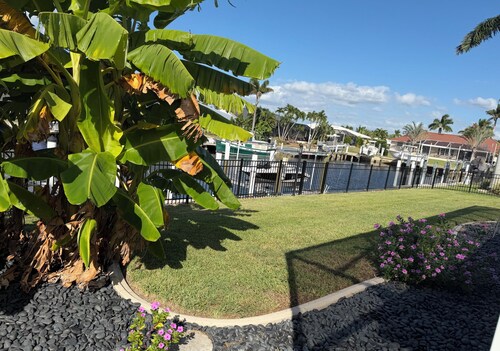 Waterfront 3B 2B House w/AC/Internet/Hot Tub/kayaks+all Utilities in Punta Gorda