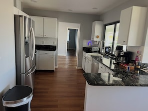 Mikroaaltouuni, uuni, liesi, astianpesukone