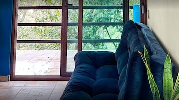 Habitación doble familiar, vista al jardín | Wifi gratis