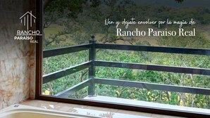 A bathroom with a bathtub and a view of greenery outside. - Rancho Real Paraiso (Amealco)