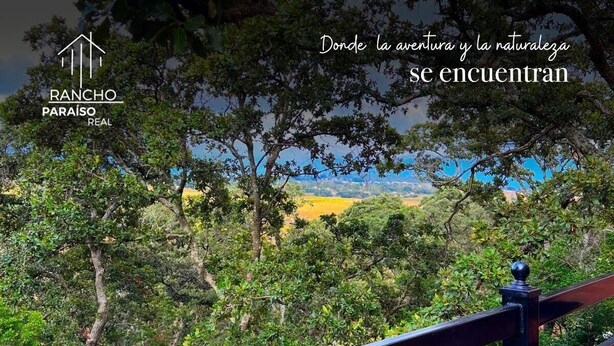 A scenic view from a balcony with lush greenery and a clear sky. - Rancho Real Paraiso (Amealco)