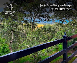 A scenic view from a balcony with lush greenery and a clear sky. - Rancho Real Paraiso (Amealco)