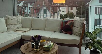 Stylish Zürich Apartment – 2 Min to Train, Balcony & Natural Light