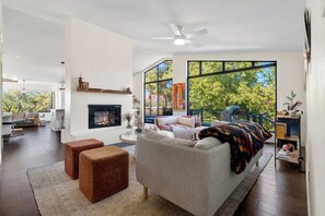 Smart-TV, peis, bøker og musikkbibliotek