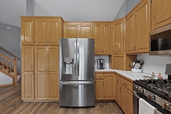 ميكروويف، فرن، موقد طهي مسطح، غسالة أطباق