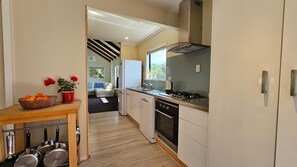 Réfrigérateur, four, grille-pain, tables à manger