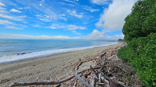 On the beach - Charming Beach House (Ruby Bay)