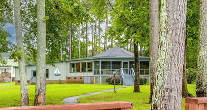 Lakefront 4-Bedroom with Panoramic Views, Private Dock & Boat Ramp Access