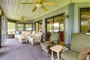 Terrace/patio - 4 Bedroom Lake House with Boat Ramp (Chapin)