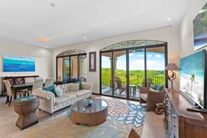 Una televisión, un futbolín, una mesa de tenis de mesa