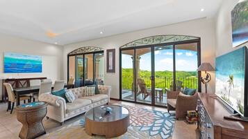 Televisor, futbolí i taula de tennis de taula