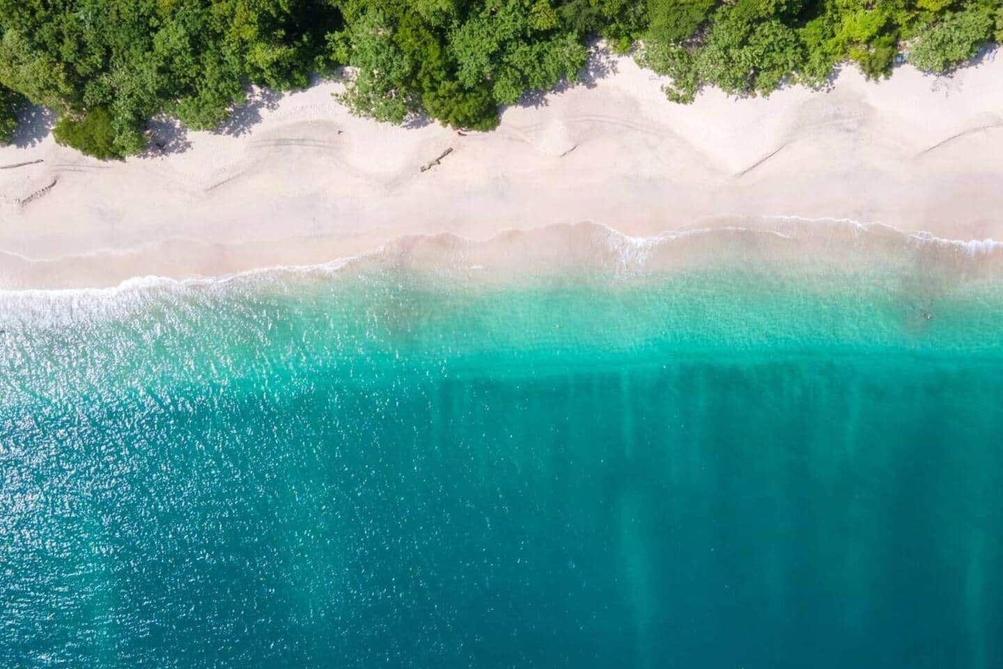 På stranden, solsenger og strandhåndklær