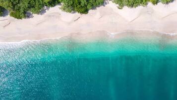 Aan het strand, ligstoelen aan het strand, strandlakens