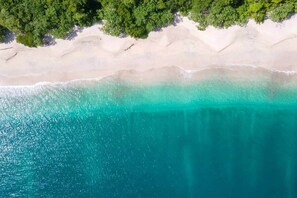 Aan het strand, ligstoelen aan het strand, strandlakens