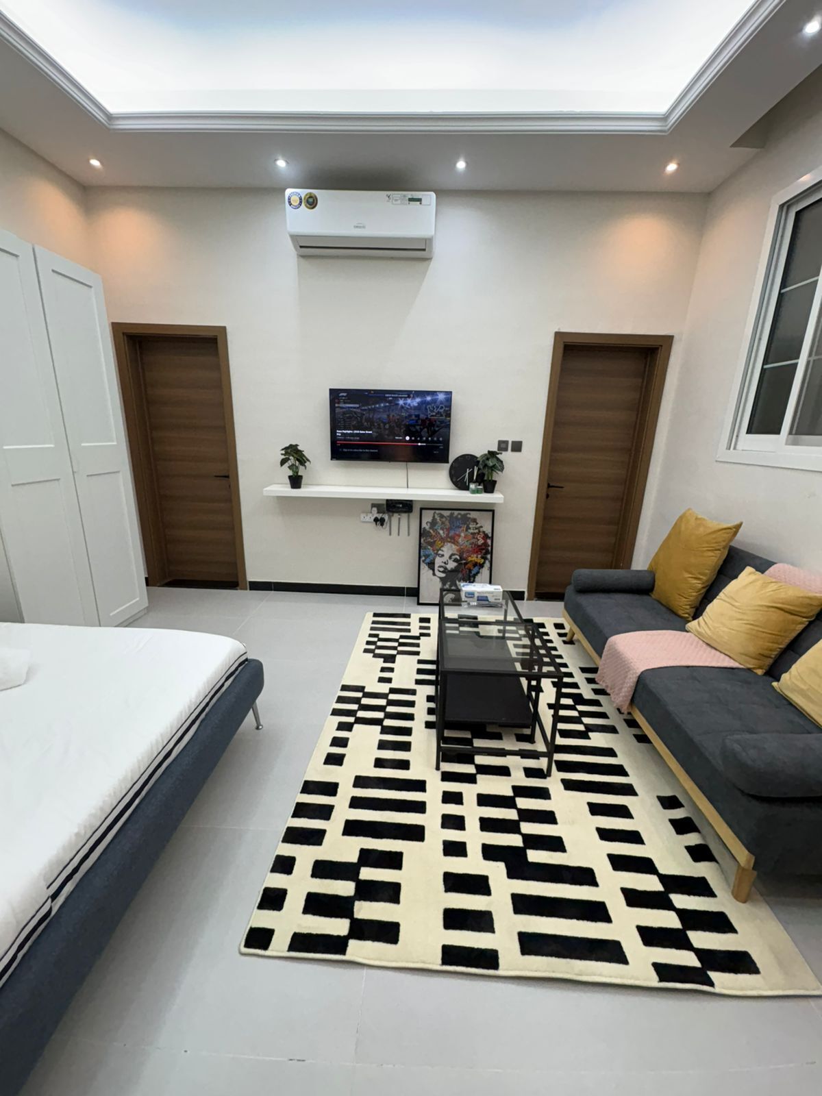 Iron/ironing board, WiFi, bed sheets