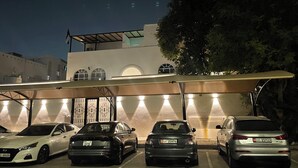 Un parcheggio multipiano con diverse auto al coperto.