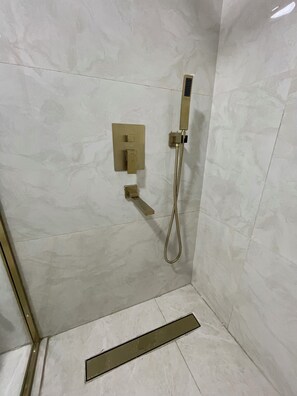 Dusj, hårføner, håndklær og såpe