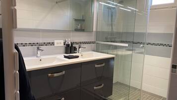 Douche, sèche-cheveux, serviettes fournies, savon