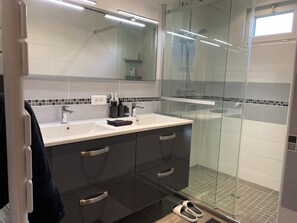 Dusche, Haartrockner, Handtücher, Seife