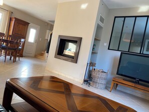 TV, fireplace - Country house on the edge of a wood (Villiers-le-Morhier)