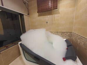 Secador de pelo, toallas, jabón, shampoo