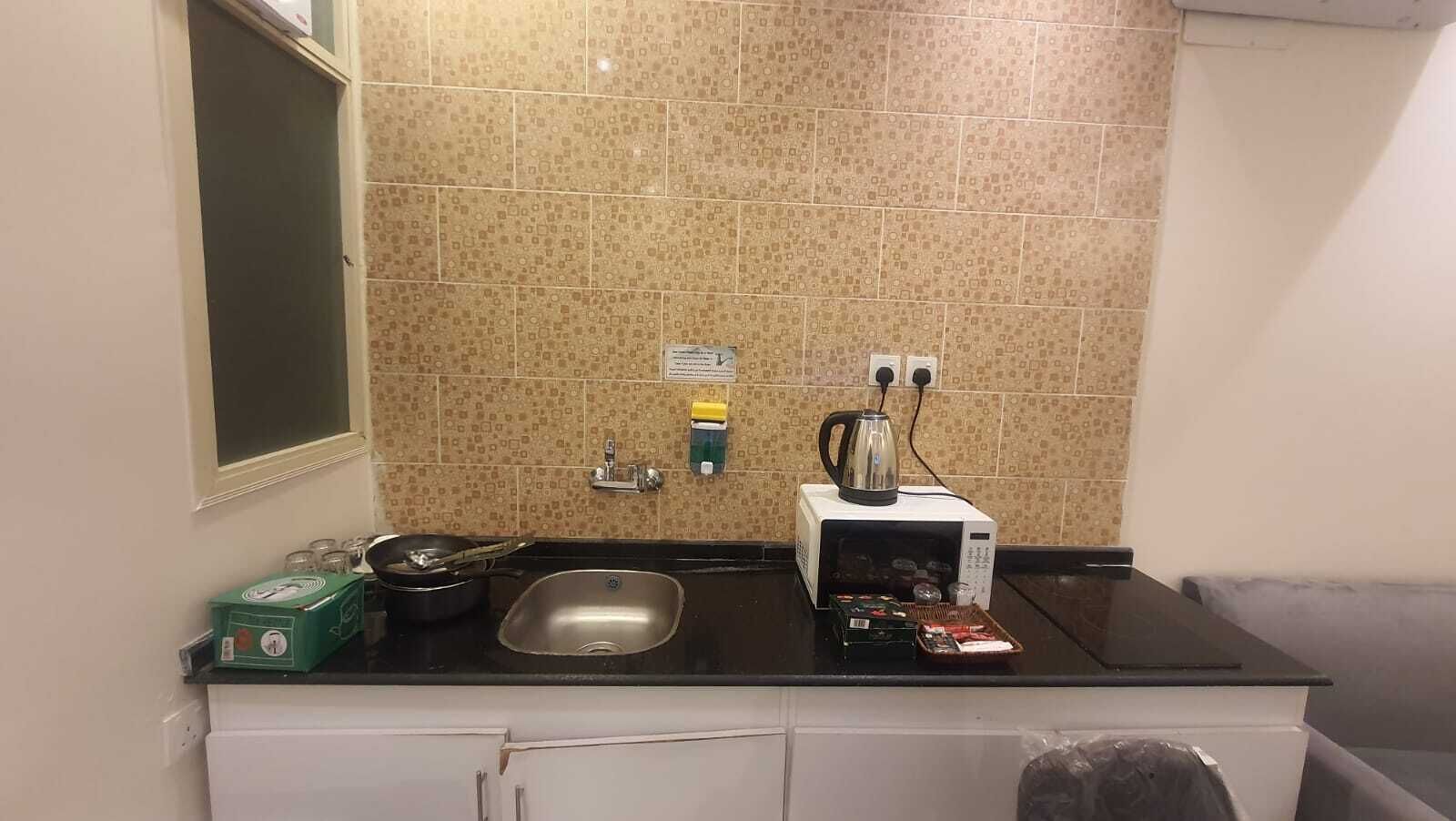 Minikjøleskap og mikrobølgeovn