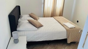 3 chambres, fer et planche à repasser, Wi-Fi, draps fournis