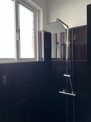 Chuveiro, secador de cabelo, toalhas de banho, sabonete