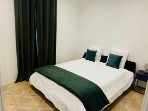 3 habitaciones, tabla de planchar con plancha, wifi y ropa de cama