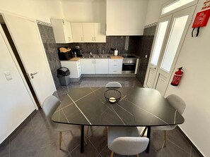 Micro-ondes, four, plaque de cuisson