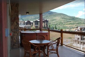 Outdoor dining - Luxury Ski-in/Ski-out 4-bedroom resort in Park City. (Park City)