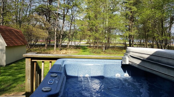 Outdoor spa tub