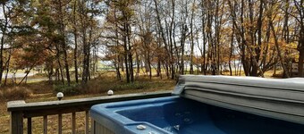 Come and Have Fun in the Pocono's-3 Bedroom 2 Bath- Outside Jacuzzi and Playroom