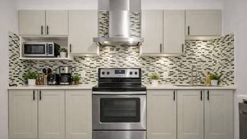 Réfrigérateur, micro-ondes, four, plaque de cuisson