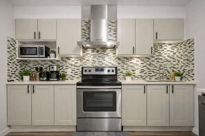 Fridge, microwave, oven, stovetop - Bright 2BR Suite Near YYC & Mall (Calgary)