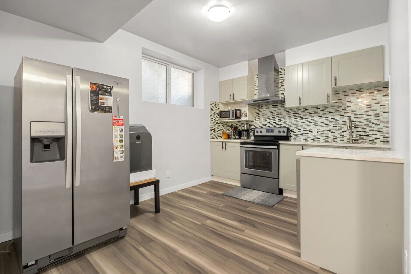 Een koelkast, een microgolfoven, een oven, een kookplaat