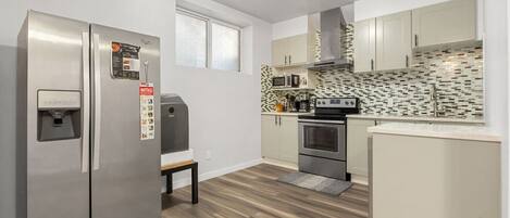 Refrigerador, microondas, horno y parrilla de estufa