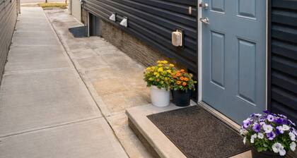 Modern Suite- 8 min to Airport & 18 min Downtown