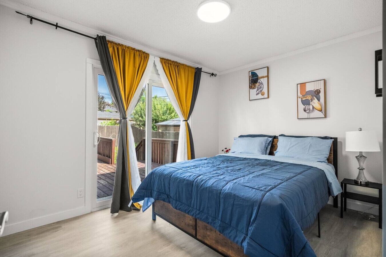 Desk, iron/ironing board, WiFi, bed sheets