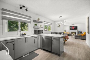 Mikrobølgeovn, ovn, kokeplater og oppvaskmaskin