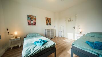 2 soverom, skrivebord, strykejern/-brett og internettilgang