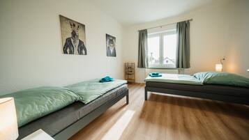 2 sovrum, skrivbord, strykjärn/strykbräda och internet