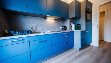 Kylskåp, ugn, spishäll och diskmaskin